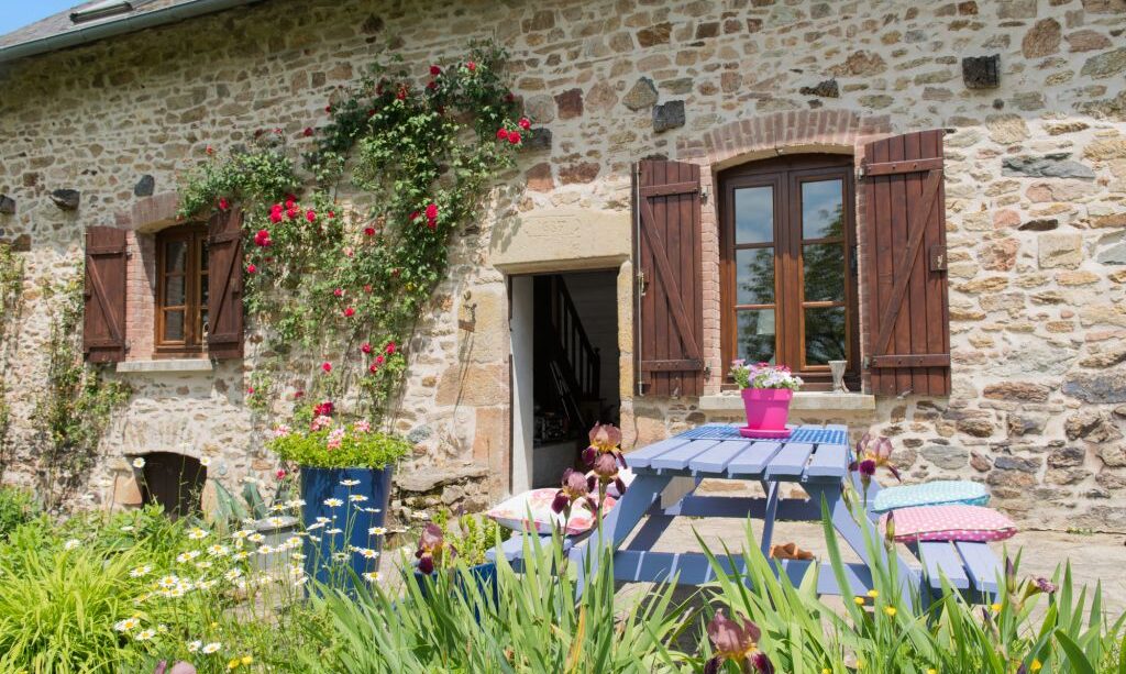 Fenêtre, porte et escalier en bois dans une maison en pierre
