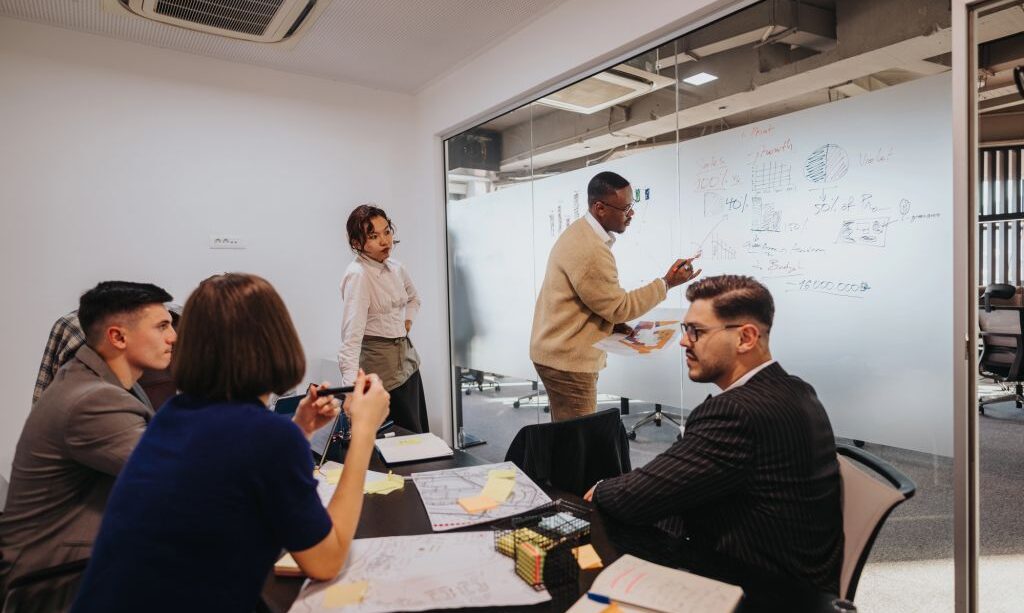 Réunion d'entreprise dans une salle avec équipement
